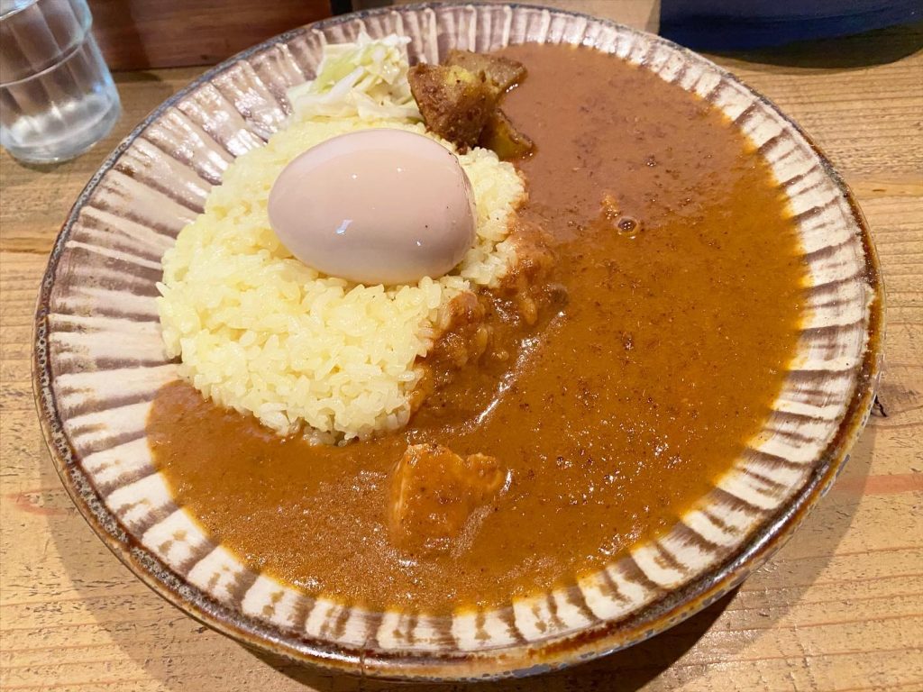 .こんにちはAVANです！皆さんは毎日何食食べられますか？AVAN中の人は絶対に朝昼晩の3食食べないとダメなんですが、最近のお昼ご飯でよく行くのが、神戸市中央区にあるチキンカレー専門店の『さとなか』さん！?弊社からのアクセスも良いのと何より深みのあるカレーのスパイスが効いてて柔らかい鶏肉がマッチしてて絶品です！この鶏肉とカレールーを例えるなら、野球のピッチャーとキャッチャー、白Tシャツにデニムジーンズのような相性の良さを感じるチキンカレーの完成形トッピングの味玉がスパイスの効いたカレーを調和してくれるので毎回トッピングしてます！神戸市にお住まいの方、神戸に来られた方は是非行ってみて下さい！