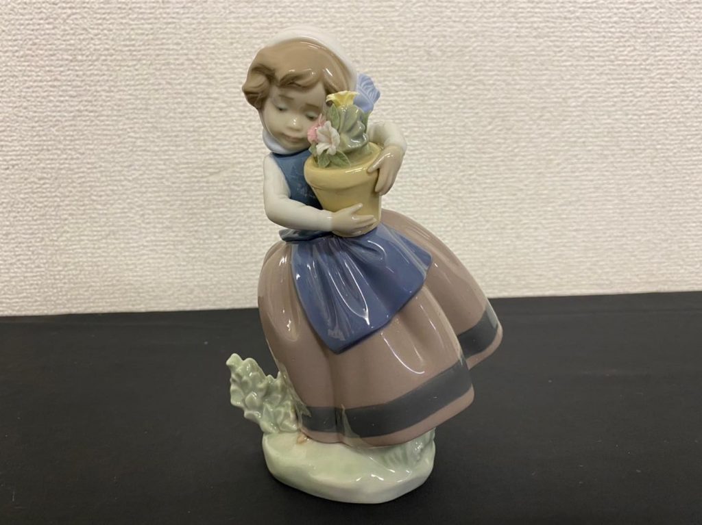 .こんにちはAVANです！台風明けから気温がぐんと下がって朝は少し肌寒くなりましたね！秋といえば秋の味覚として栗やかぼちゃや松茸、椎茸など有名な食材が多いですが、その中で松茸や椎茸は実は日本でしか食べないそうです日本では高級キノコとして有名で、香りや食感や味も魅力的ですよね！ですが、海外では一切食されていないそうで、理由が『ニオイ』だそうです『長い間履き続けた靴のニオイ』、『お風呂に入って無い人のニオイ』などかなりイメージの悪い食材の為、食す人がほとんどいないそうです因みに中の人は松茸も椎茸も大好きです！^ ^さて、今回は弊社の総合買取ソアレでリヤドロが入荷致しました！リヤドロは1953年創業のスペインが誇る老舗陶器人形ブランドです！製造から販売までの全てを一貫して自社で行っており、過去にフェリペ皇太子賞を受賞される程に唯一無二な作品を世界中で提供されています！皆さんも是非一度リヤドロの作品をご自宅に置かれてみて下さいきっと魅力的な雰囲気に見惚れてしまう事でしょう！総合買取ソアレでは、ご自宅の不要品などを出張査定、買取を行っております出張査定、買取のお問い合わせは弊社HPからご連絡下さい‍♂️‍♂️それでは本日も皆さんお疲れ様でした！