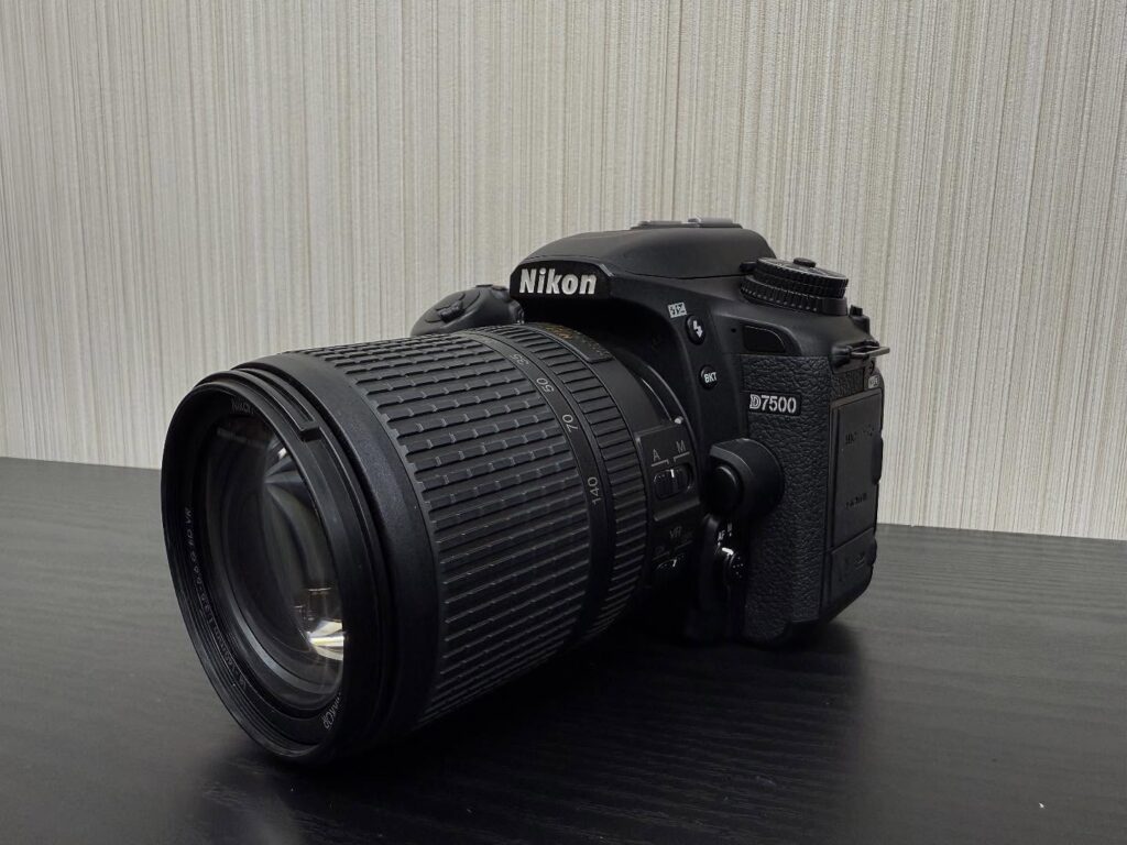 .皆さまこんにちは！🌞買取専門店ソアレです！先日のお買取商品は、【Nikon D7500 18-140 VR Kit】です📸初心者からプロのカメラマンまで幅広い層に人気のNikonのDシリーズ！光学機器もしっかりとプロの査定員が丁寧に査定、買取致します！カメラやレンズ、望遠鏡などの光学機器のお買取は買取専門店ソアレにお任せ下さい！弊社は総合買取なので、オーディオ機器、カメラ、焼き物、骨董品、釣具、時計、バッグ、アクセサリー、ミシン、ブランド品、楽器、ゲーム機、イミテーション、古銭、Zippoなどライター、パイプ（喫煙具）、ジャンク品など即日現金！！高価買取しています！！〇出張費・査定費完全無料！追加費用など一切無し！〇宅配買取・店頭買取もOK！〇LINE査定も行っております！〇最短即日出張買取可能です！=======================================【買取専門店ソアレ】営業時間　10:00〜18:30住所　西宮市門戸荘14-12 ウィステリア門戸102号阪急門戸厄神駅から徒歩3分電話番 078-855-5582========================================