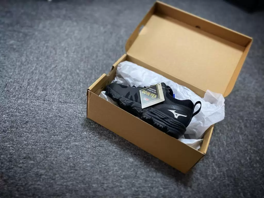 .こんにちはAVANです！最近ナスが食べれるようになった中の人です！普段内勤の時はスニーカーをよく履いてるんですが、最近購入して通勤、プライベートと凄くお気に入りのスニーカーを皆さんにご紹介させていただきます！こちら、マーガレット・ハウエルさんと大手スポーツブランドのミズノさんとのコラボレーションスニーカーです?街中、登山、全ての場面で使えるハイキングシューズ。