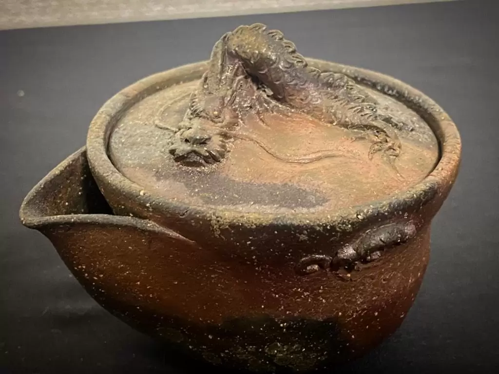 .こんにちはAVANです!最近台風がよく日本付近で発生してて14号が月曜日に近畿地方を直撃するみたいですね3連休最終日に台風でお出掛け出来ないのは辛いのでなんとかそれて欲しいですよね！ここ最近中の人の個人的投稿が多かったのでこの辺りで弊社の投稿しますね‍♂️笑今回、弊社の総合買取ソアレで大変珍しい備前焼、入江光人司さんの作品で龍の宝瓶が入荷しました！入江光人司さんは、備前でも少なくなった細工物専門の陶芸家さんで宝瓶や香炉など小さな陶芸作品を得意とされてるようです。