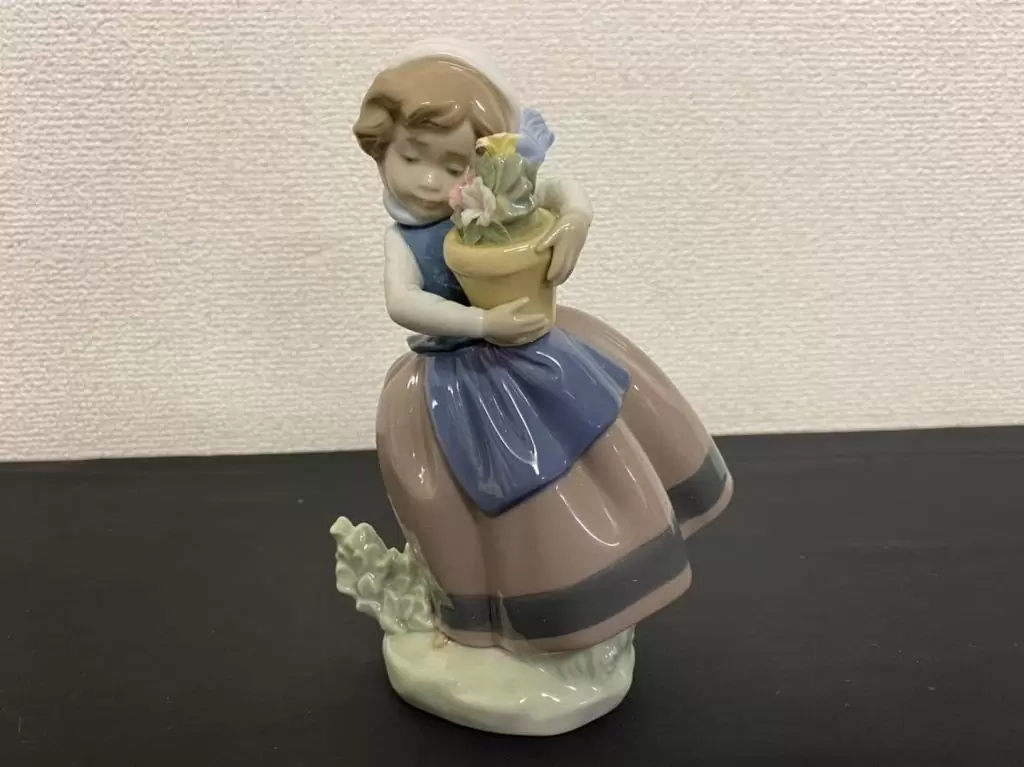 .こんにちはAVANです！台風明けから気温がぐんと下がって朝は少し肌寒くなりましたね！秋といえば秋の味覚として栗やかぼちゃや松茸、椎茸など有名な食材が多いですが、その中で松茸や椎茸は実は日本でしか食べないそうです日本では高級キノコとして有名で、香りや食感や味も魅力的ですよね！ですが、海外では一切食されていないそうで、理由が『ニオイ』だそうです『長い間履き続けた靴のニオイ』、『お風呂に入って無い人のニオイ』などかなりイメージの悪い食材の為、食す人がほとんどいないそうです因みに中の人は松茸も椎茸も大好きです！^ ^さて、今回は弊社の総合買取ソアレでリヤドロが入荷致しました！リヤドロは1953年創業のスペインが誇る老舗陶器人形ブランドです！製造から販売までの全てを一貫して自社で行っており、過去にフェリペ皇太子賞を受賞される程に唯一無二な作品を世界中で提供されています！皆さんも是非一度リヤドロの作品をご自宅に置かれてみて下さいきっと魅力的な雰囲気に見惚れてしまう事でしょう！総合買取ソアレでは、ご自宅の不要品などを出張査定、買取を行っております出張査定、買取のお問い合わせは弊社HPからご連絡下さい‍♂️‍♂️それでは本日も皆さんお疲れ様でした！