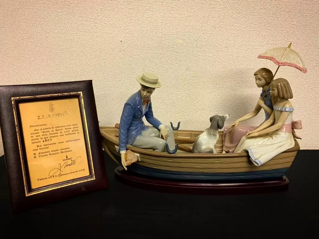 .こんにちはAVANです!今日は1日雨でしたね！最近傘を忘れてばっかりだったので今回はしっかりと持ってきました笑今回も弊社の総合買取ソアレで先日もご紹介したリヤドロの作品が入荷致しました?どの作品を見てもリヤドロの作品は繊細かつ美しいフォルムがたまりませんね！将来家を建てた時に家に置きたいアンティーク品ですね！少々高価な作品ではありますが、皆さんも是非ご自宅やオフィスにリヤドロの作品を置かれてみて下さい！弊社の総合買取ソアレではご自宅にある不要品を出張査定、買取致します！不要品の処分などでお困りの方や生前生理をご検討中の方は是非弊社にお任せ下さい！お問い合わせにつきましては、弊社HPからご連絡出来ますのでご相談下さい！それでは皆さん本日も1日お疲れ様でした！