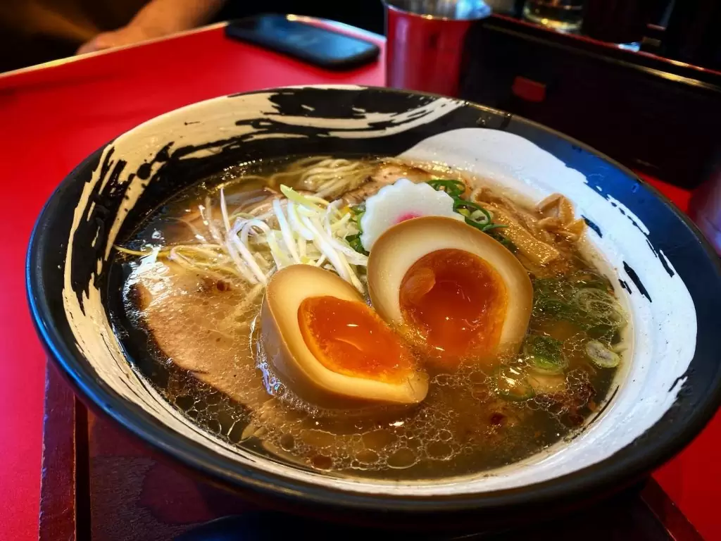 .こんにちはAVANです!また気温が上がってきましたね気温変換が激しいので体調管理はしっかりしましょう！今日のお昼は神戸市中央区にある『しおゑもんさん』に行ってきました！中華そば風な麺にあっさりヘルシーな塩ベースのスープが合わさって凄く美味しかたったです！塩といえば、【敵に塩を送る】なんてことわざがありますが「敵の弱みにつけこまず、逆にその苦境から救う」という意味です。