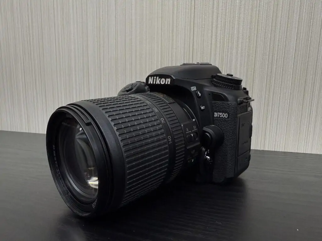 .皆さまこんにちは!🌞買取専門店ソアレです!先日のお買取商品は、【Nikon D7500 18-140 VR Kit】です📸初心者からプロのカメラマンまで幅広い層に人気のNikonのDシリーズ!光学機器もしっかりとプロの査定員が丁寧に査定、買取致します!カメラやレンズ、望遠鏡などの光学機器のお買取は買取専門店ソアレにお任せ下さい!弊社は総合買取なので、オーディオ機器、カメラ、焼き物、骨董品、釣具、時計、バッグ、アクセサリー、ミシン、ブランド品、楽器、ゲーム機、イミテーション、古銭、Zippoなどライター、パイプ(喫煙具)、ジャンク品など即日現金!!高価買取しています!!〇出張費・査定費完全無料!追加費用など一切無し!〇宅配買取・店頭買取もOK!〇LINE査定も行っております!〇最短即日出張買取可能です!=======================================【買取専門店ソアレ】営業時間 10:00〜18:30住所 西宮市門戸荘14-12 ウィステリア門戸102号阪急門戸厄神駅から徒歩3分電話番 078-855-5582========================================